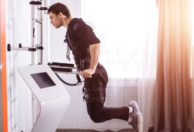 EMS erkek itme yapıyor çalışma dışarı ups. triceps dips paralel Bar üzerinde yapan erkek
