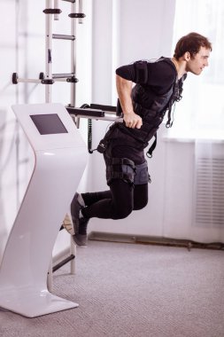 EMS erkek itme yapıyor çalışma dışarı ups. triceps dips paralel Bar üzerinde yapan erkek