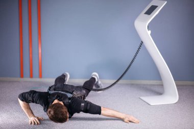 Ems erkek itme yapıyor ups içinde elektrik kas Stimülatörü bağlıyken jimnastik salonu