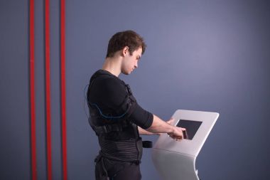 ems elektro kas uyarımı makine yoğunluğu düzenleyen atlet