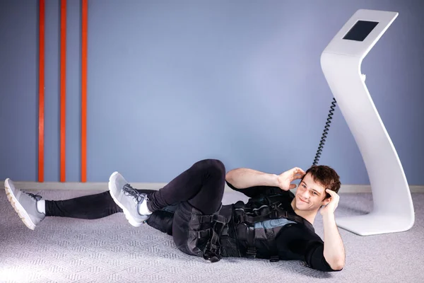 Athlete wearing ems suit doing abs exercise or sit ups — Stock Photo, Image