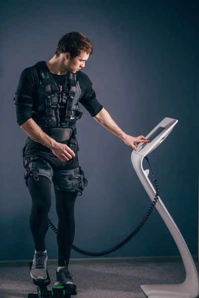 Людина тренується на кроці з електричною стимуляцією м'язів — стокове фото