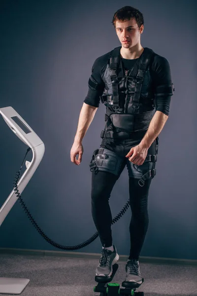 Man training on stepper with electric muscle stimulation — Stock Photo, Image