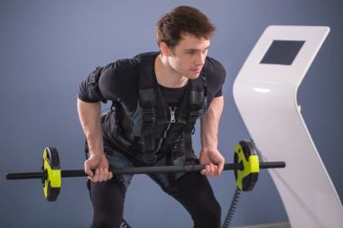 Ems eğitim halter closeup, güç poz ile dışarı çalışan adam
