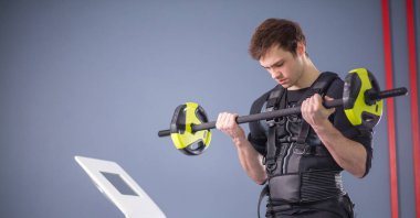 Ems eğitim halter closeup, güç poz ile dışarı çalışan adam