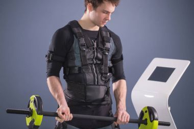 Ems eğitim halter closeup, güç poz ile dışarı çalışan adam