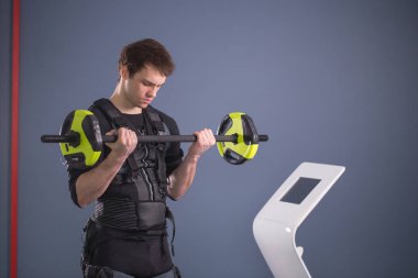 Ems eğitim halter closeup, güç poz ile dışarı çalışan adam