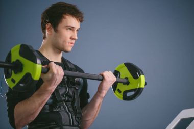 Ems eğitim halter closeup, güç poz ile dışarı çalışan adam