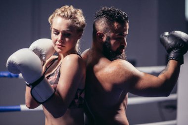 Boks dersleri kavramı. kadın ve adam boks eldiven ellerini tutun