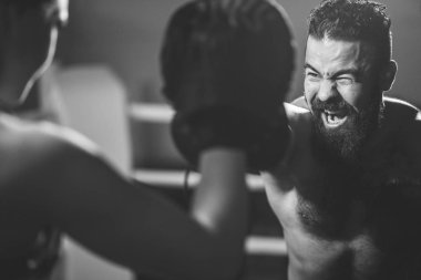 Sportif kas genç adam ve kadın birlikte izole üzerinde siyah boks