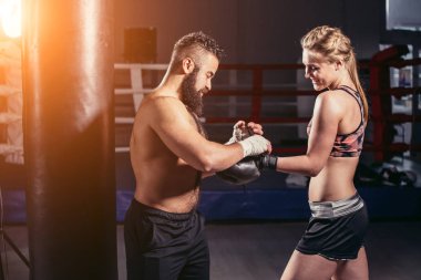 Boks eldivenleri sporcu mücadele öncesi Koç koyar. Arka ışık.