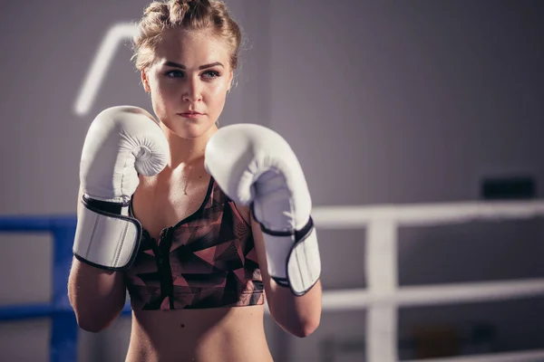 Vrouwelijke bokser handschoenen poseren in boksen studio — Stockfoto