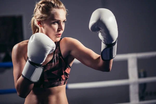 Boxeadora con guantes posando en estudio de boxeo —  Fotos de Stock