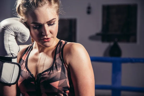 Vrouwelijke bokser handschoenen poseren in boksen studio — Stockfoto