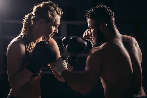 Boxer mit kämpferischer Haltung vor schwarzem Hintergrund — Stockfoto