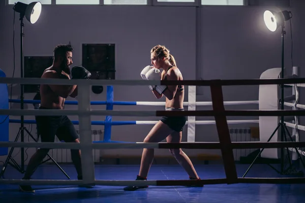 Frau trainiert mit Trainer bei Box- und Selbstverteidigungsstunde. Kopierraum — Stockfoto