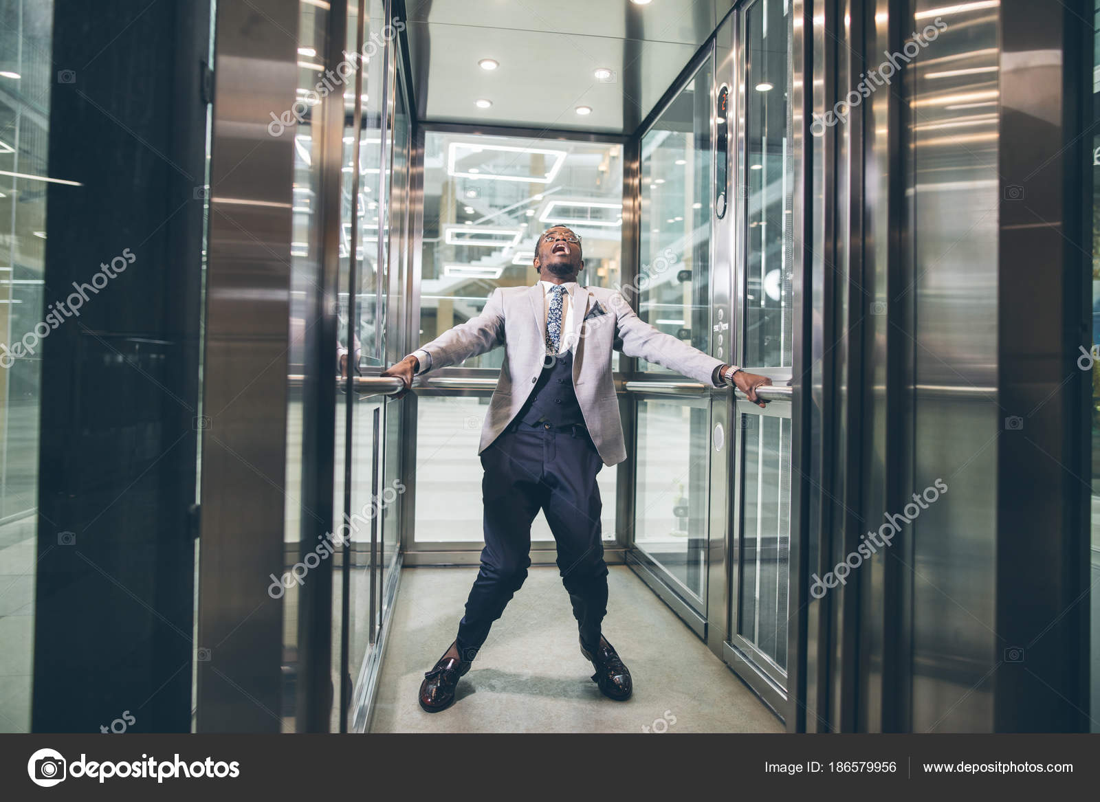 Вес тела в лифте физика. Бизнесмен в лифте. Движение в лифте физика. Поднимаясь в скоростном лифте человек ощущает. Поднимаясь в скоростном лифте человек ощущает.