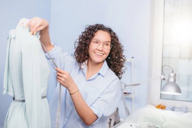 Genç beyaz kadın meme iş yerinde yüksekliğini ölçme