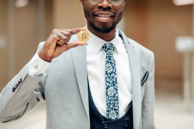 Altın Bitcoin bir adamın elinde, Dijital sembolü yeni sanal para biriminin