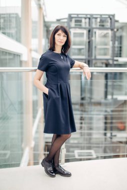 Modern ofis ayakta işkadını