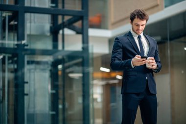 İşadamı siyah paket servisi olan restoran kahve içme uygun ve telefon kullanma
