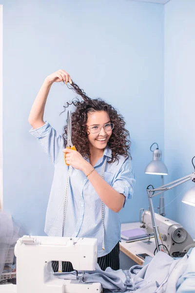 Lachende naaister met behulp van schaar te maken van kapsel. onvoorspelbare sollution — Stockfoto