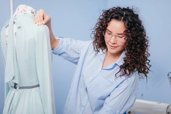 şirin terzi kukla Atölyesi'nde üzerinde mavi giysi kolu ölçme