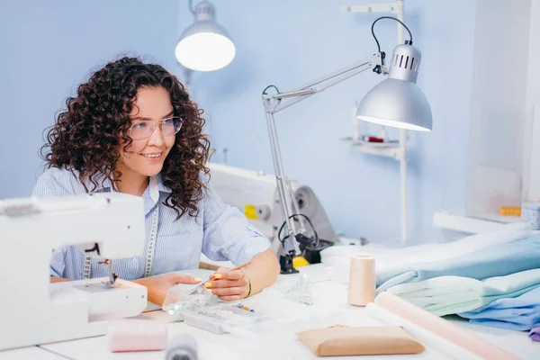 Foto van kant weergeven van kleermaker naaien parels op kant op atelier.hand borduurwerk — Stockfoto