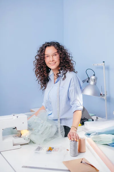 Молода жінка готує матеріал для шиття ательє — стокове фото