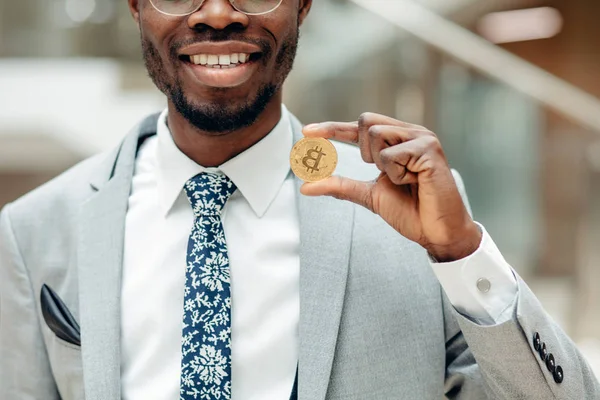 男の手で黄金のビットコイン、新しい仮想通貨のデジタルシンボル — ストック写真