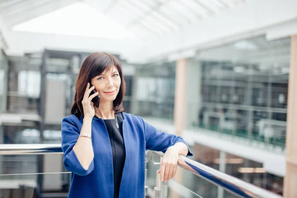 Izgatott vezető üzleti hölgy beszél telefonon — Stock Fotó