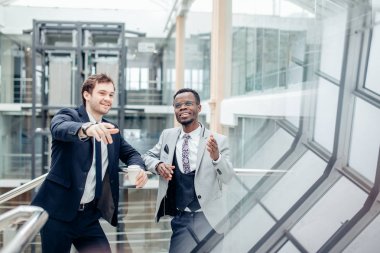 boş bir ofis içinde potansiyel müşteri ile afroamerican emlakçı