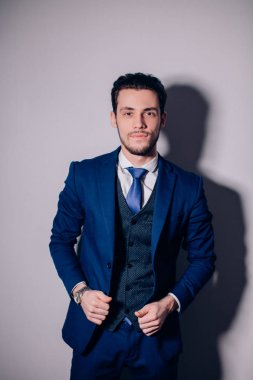 silah ile mutlu iş adamı ayakta ofiste geçti