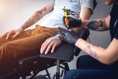 Dövme makinesi yapmak erkek yandan çizim.