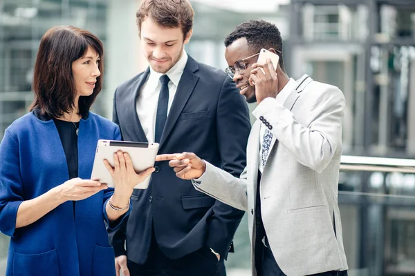 Empresários usando tablet digital em reunião — Fotografia de Stock