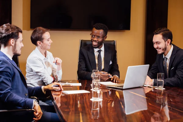 Présentation professionnelle réussie d'un homme au bureau — Photo