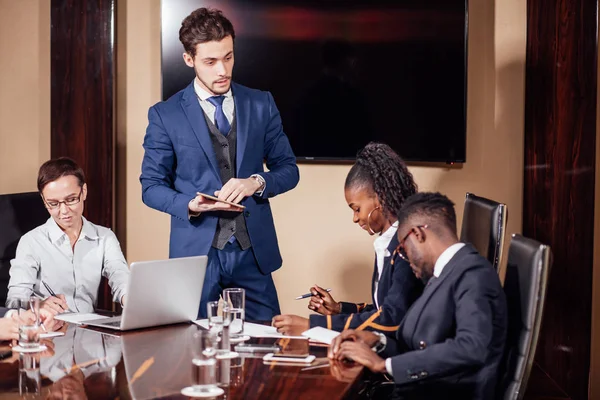 Empresário apresentando aos colegas em uma reunião — Fotografia de Stock