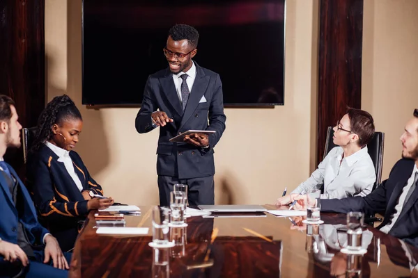 Homme d'affaires afro-américain donnant une présentation aux associés — Photo