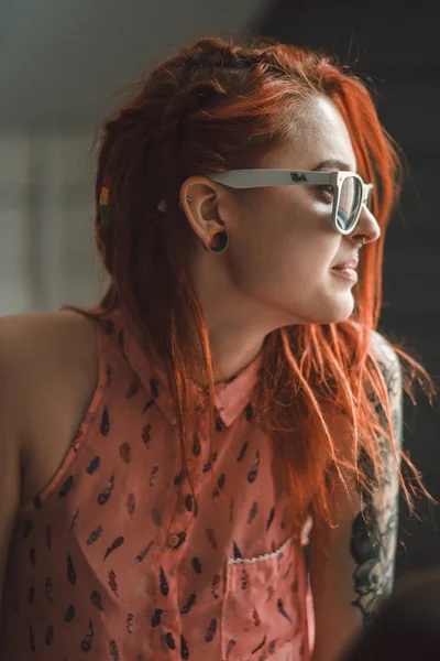 戴眼镜和纹身的红发女人 — 图库照片