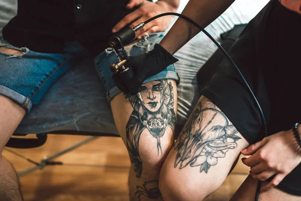 A tattoo on leg. — Stock Photo, Image