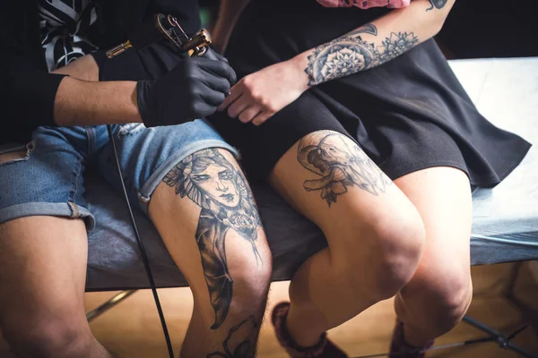 Een tatoeage op been. — Stockfoto
