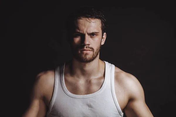 Closeup image of strong sweaty sportsman in white shirt after physical trainings — Stock Photo, Image