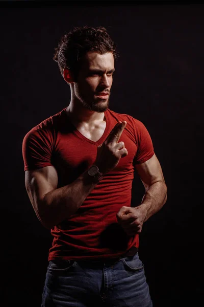 Jonge knappe man in het rode T-shirt delen met vaardigheden. — Stockfoto