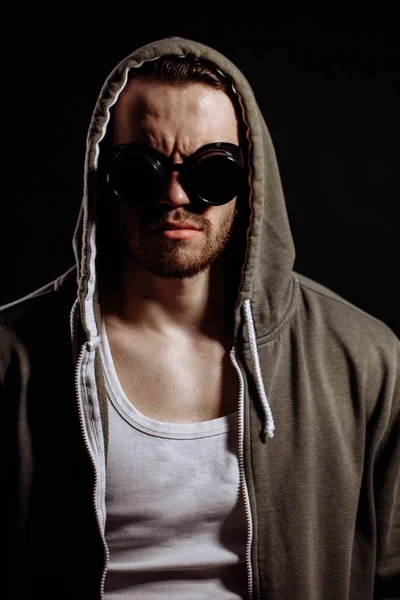 Tıraşsız adam gözlüklü atılmış yüz ile fotoğraf kapatmak — Stok fotoğraf