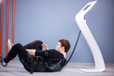 ABS egzersiz yaparak ems takım elbise atlet veya ups sit