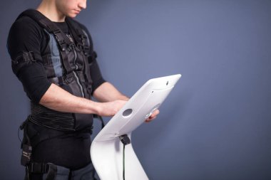 ems elektro kas uyarımı makine yoğunluğu düzenleyen atlet