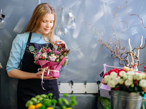 Pretty female thinking about her husband while working — Stock Photo, Image