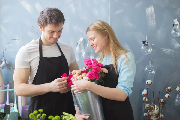 Trabajo regular de floristas. trabajadores amistosos — Foto de Stock
