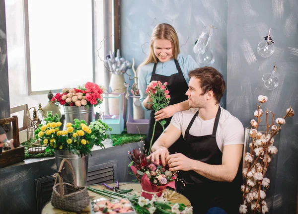 Foto de floristas trabajando en parejas — Foto de Stock