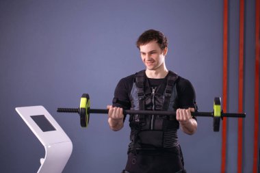 Ems eğitim halter closeup, güç poz ile dışarı çalışan adam